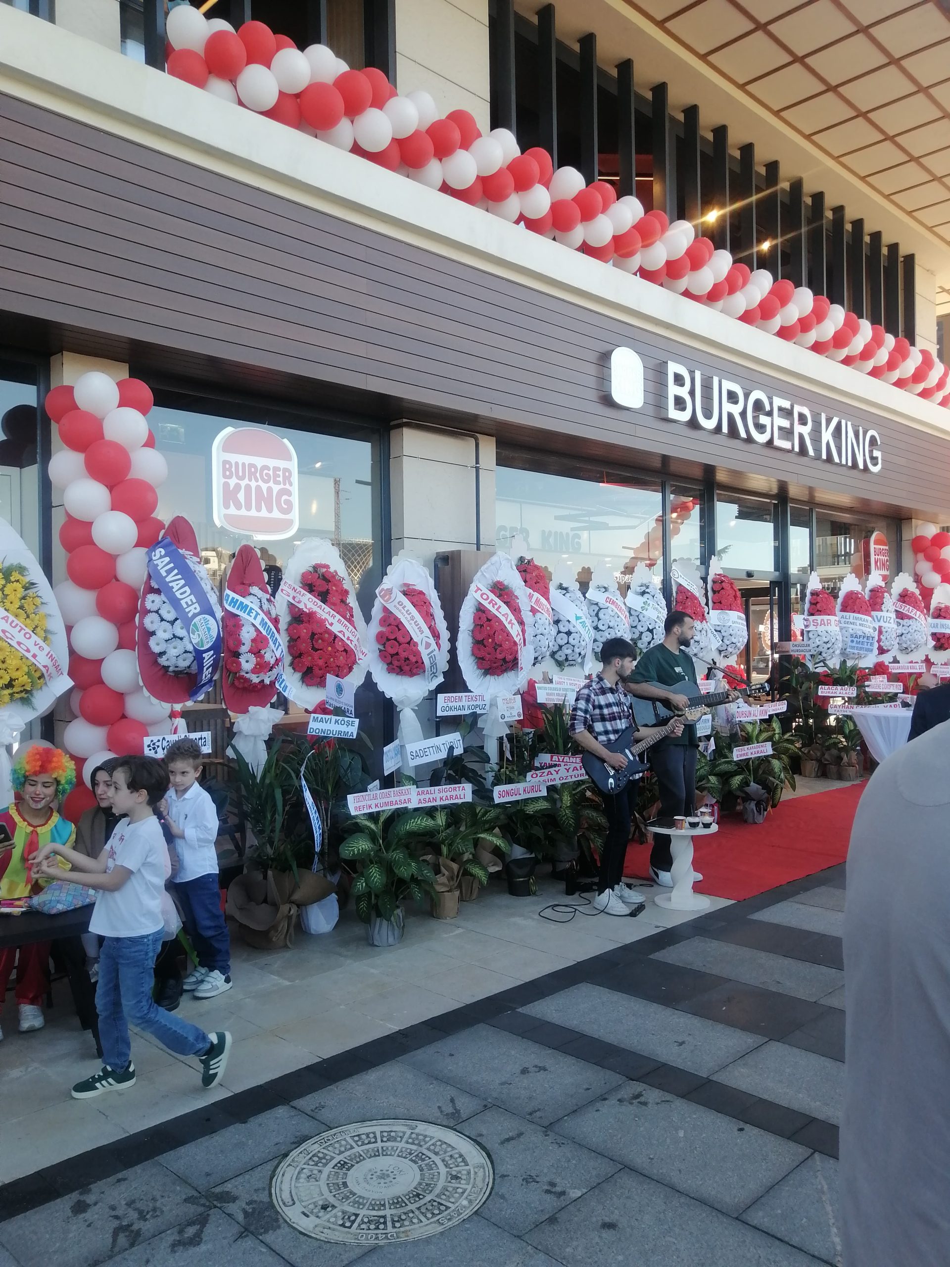 İsraillin saldırılarını Burger King Rize şubesinin açılışında protesto eden bir