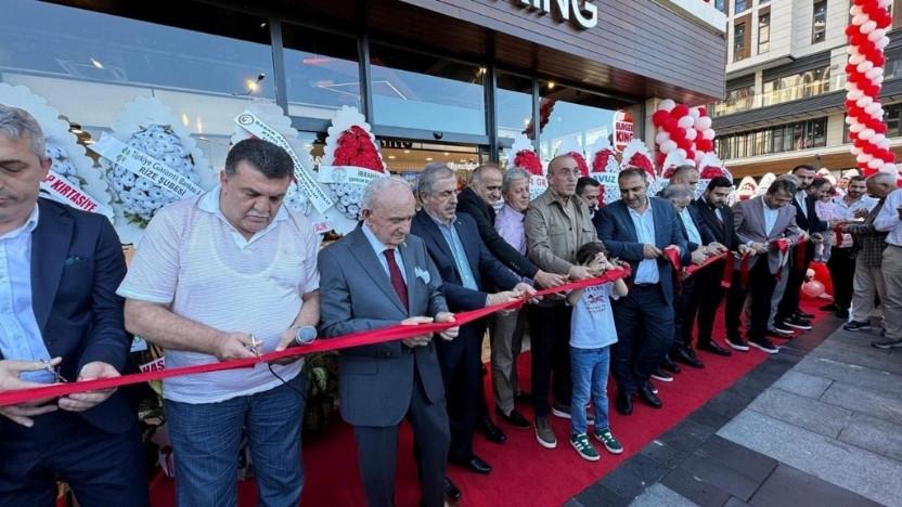 Rize’de Burger King açılışına katılan il genel meclisi başkanı A.İmran Büyük ve belediye başkanlarına disiplin soruşturması açıldı