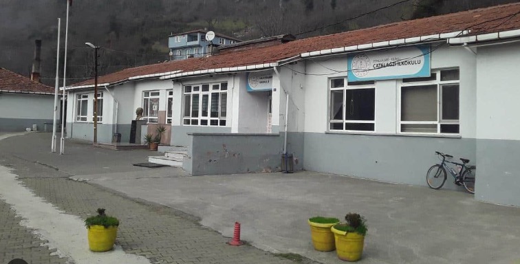 Zonguldak’ta psikolojik şiddet uyguladıkları iddia edilen öğretmenlerin açığa alınmamasına öğrenci velisi isyan etti