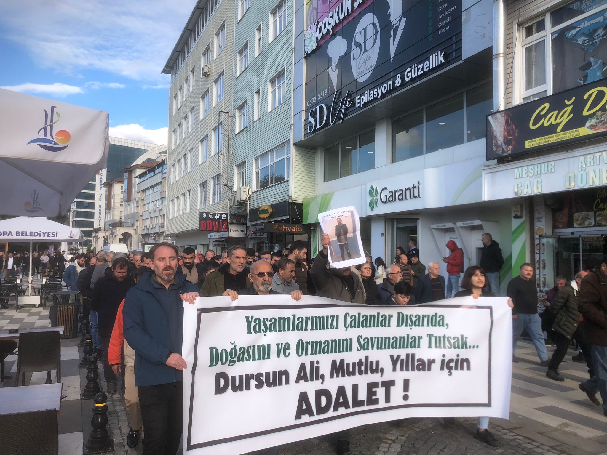 Hopa halkı:“Maden şirketleri bir ağaç kesmek isterken iki kere düşünsün binlerce Reşit Kibar karşınıza dikilecek”