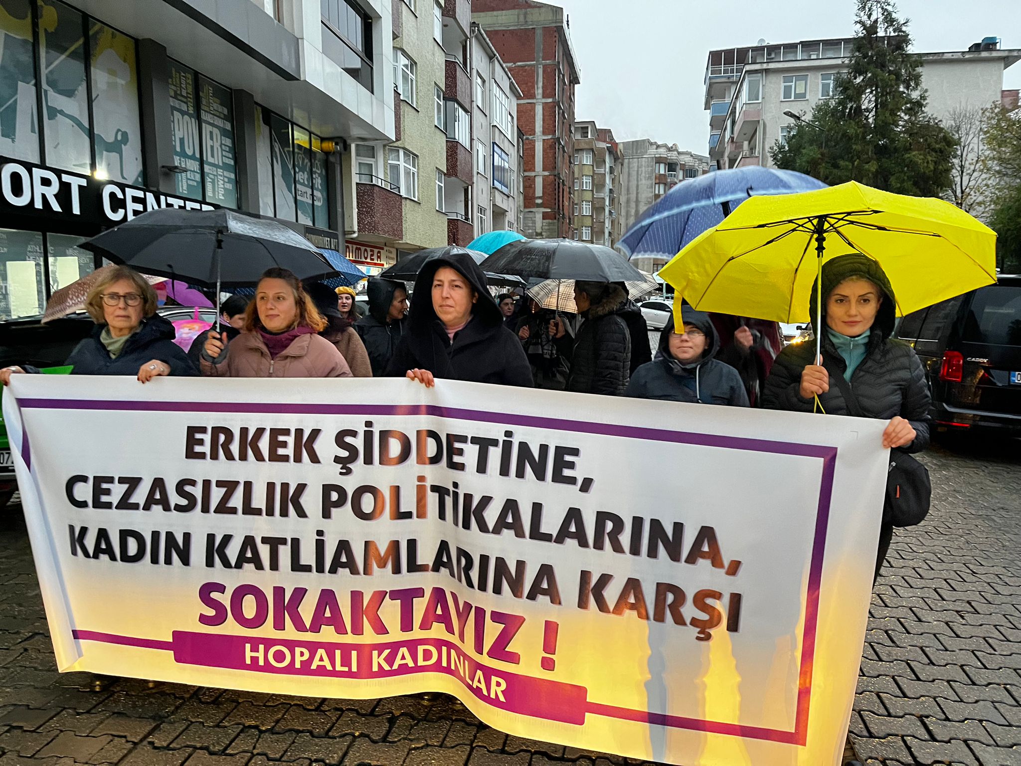 Hopalı kadınlar“ Erkek Şiddetine Cezasızlık politikalarına, kadın katliamlarına karşı sokaktayız”