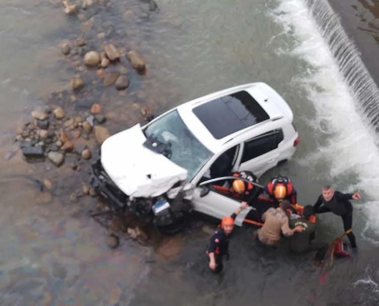 Rize’nin Güneysu ilçesinde meydana gelen Trafik kazasında  kişi yaralandı kuzeyteve Rize’nin Güneysu