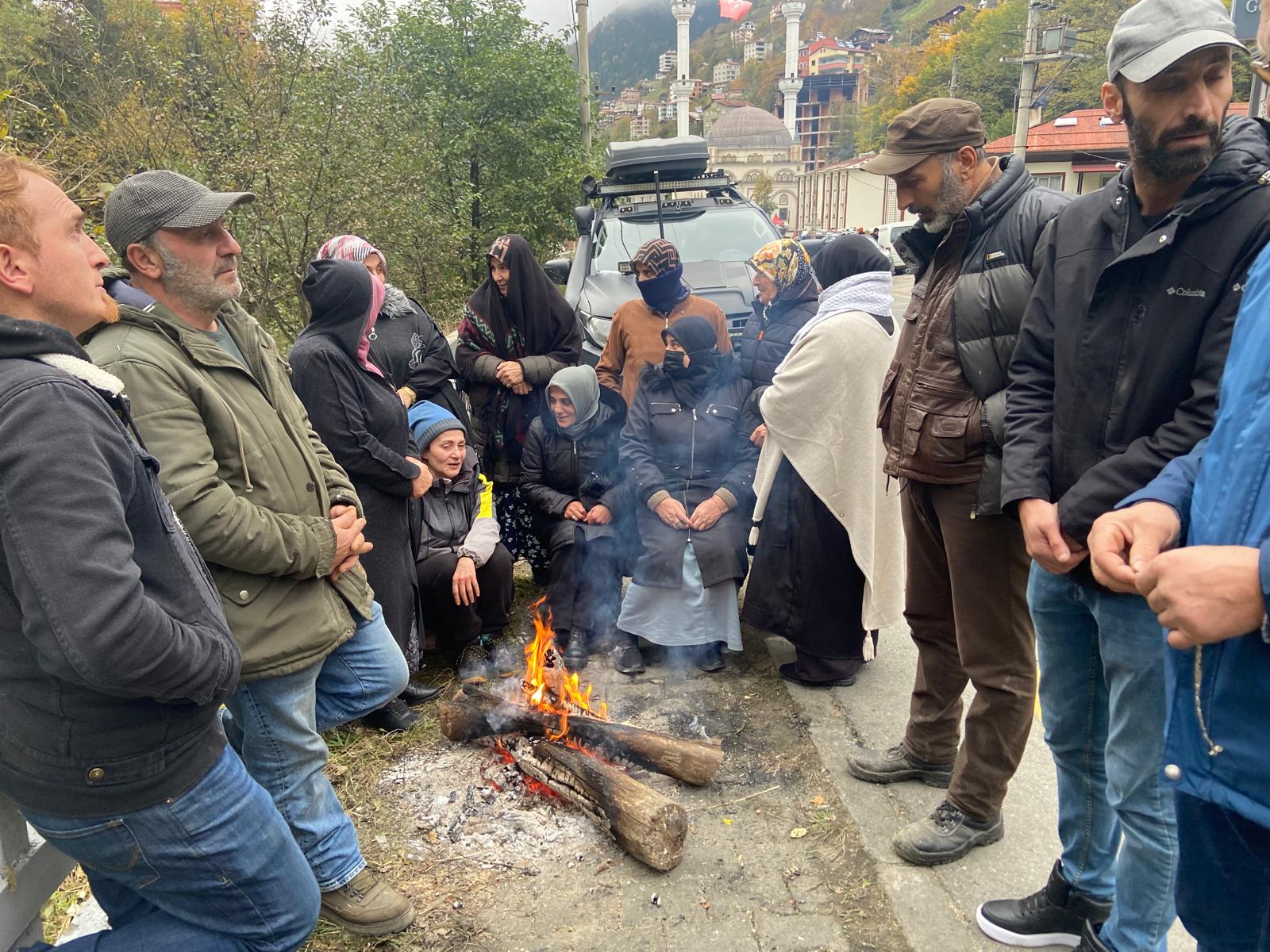 Uzungöl’de HES’e karşı direnen halk HES baronlarına seslendi “Bizi ancak çiğneyerek geçersiniz”