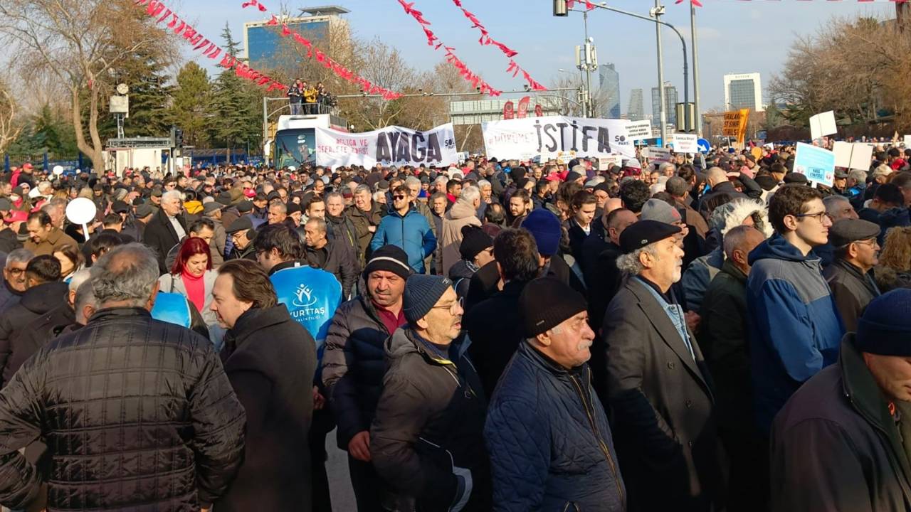 Asgari ücrete yapılan yüzde 30’luk zammı protesto amacıyla Ankara’da düzenlenen