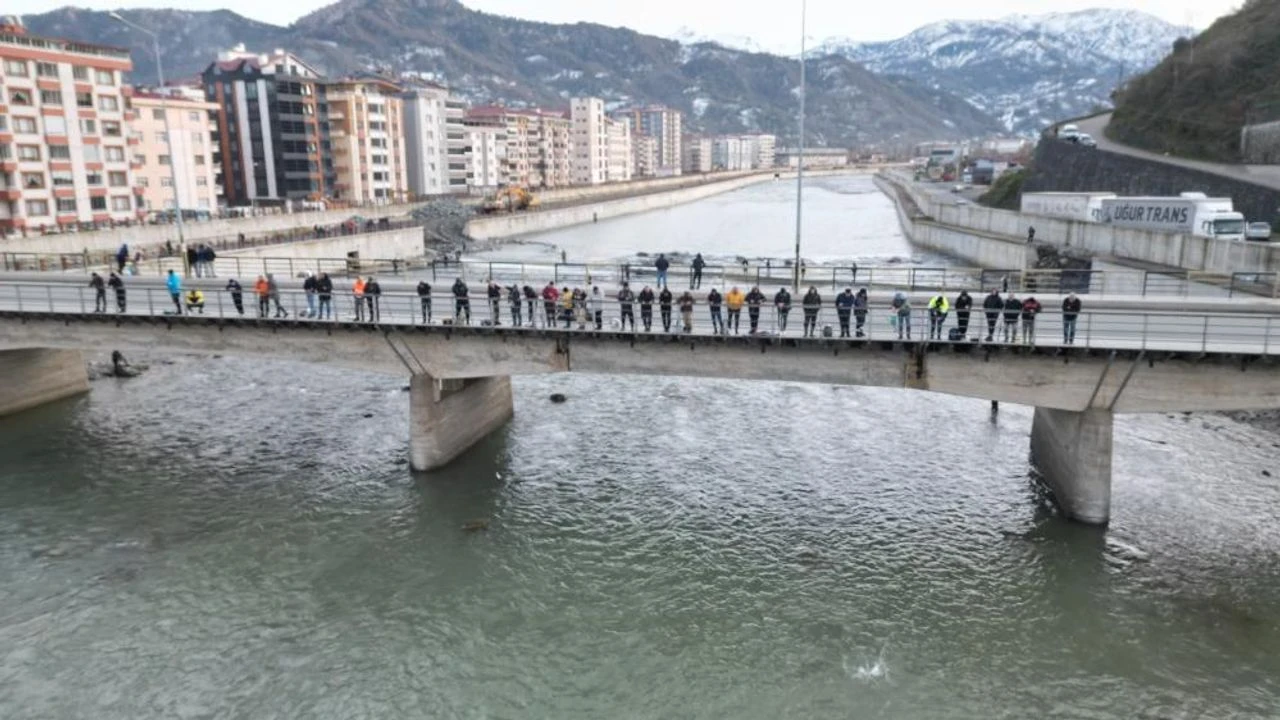 Fırtına somon kafesini parçaladı, vatandaşlar dereye akın etti