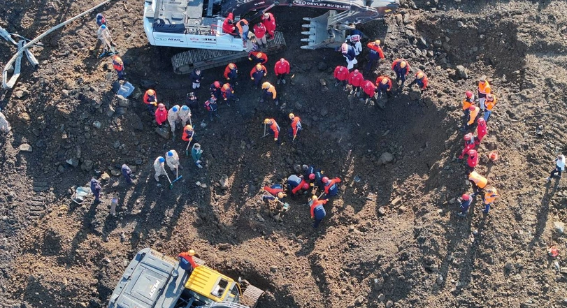 Artvin’in Arhavi ilçesinde meydana gelen heyelanda toprak altında kalan 4