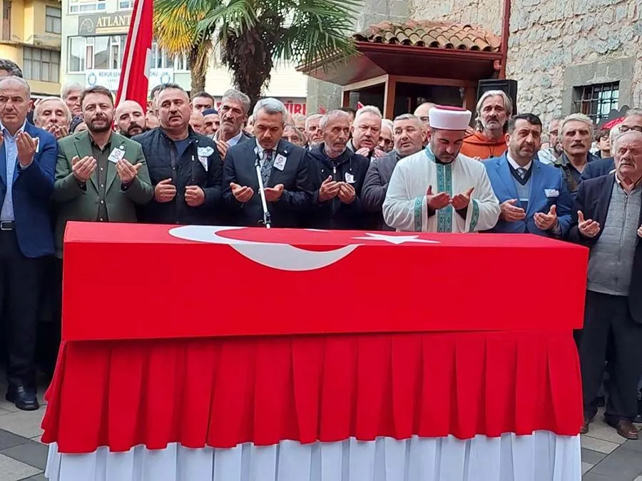 Şehit Teğmen Ceyhun Kalyoncu’nun babası İbrahim Kalyoncu namaz öncesi oğlunun