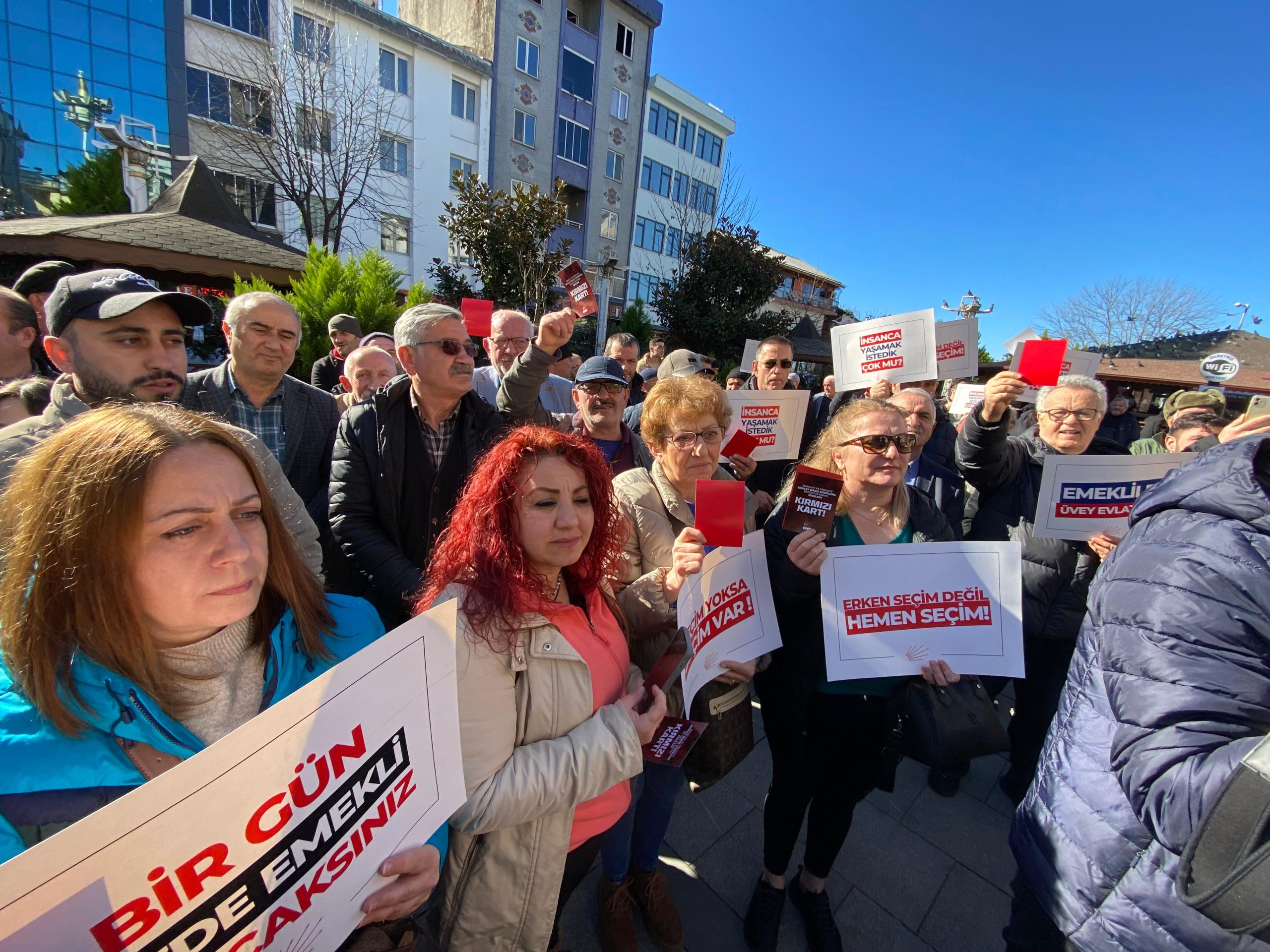 CHP’nin Çayeli’nde “kırmızı kart” eyleminde Vatandaşlar isyan etti “Zavallı Emekliyi