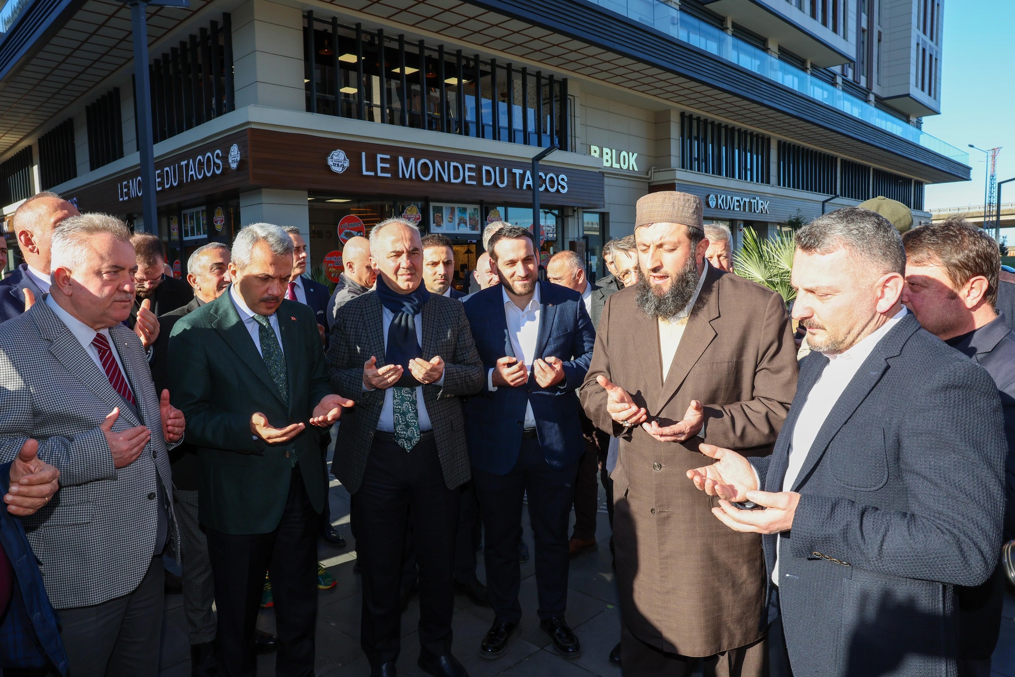 “Rize protokolünden utandıran sözde fotoğraf sergisi açılışına tepkiler devam ediyor”