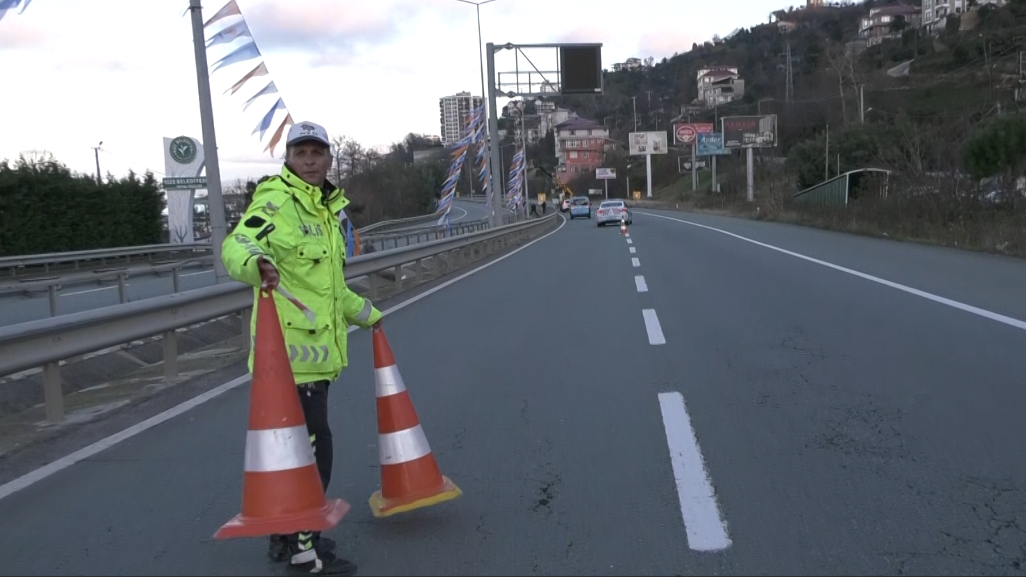 Cumhurbaşkanı Erdoğan’ın Rize ziyareti öncesinde AK Parti bayraklarının polis kontrolünde asılmasına CHP’den tepki