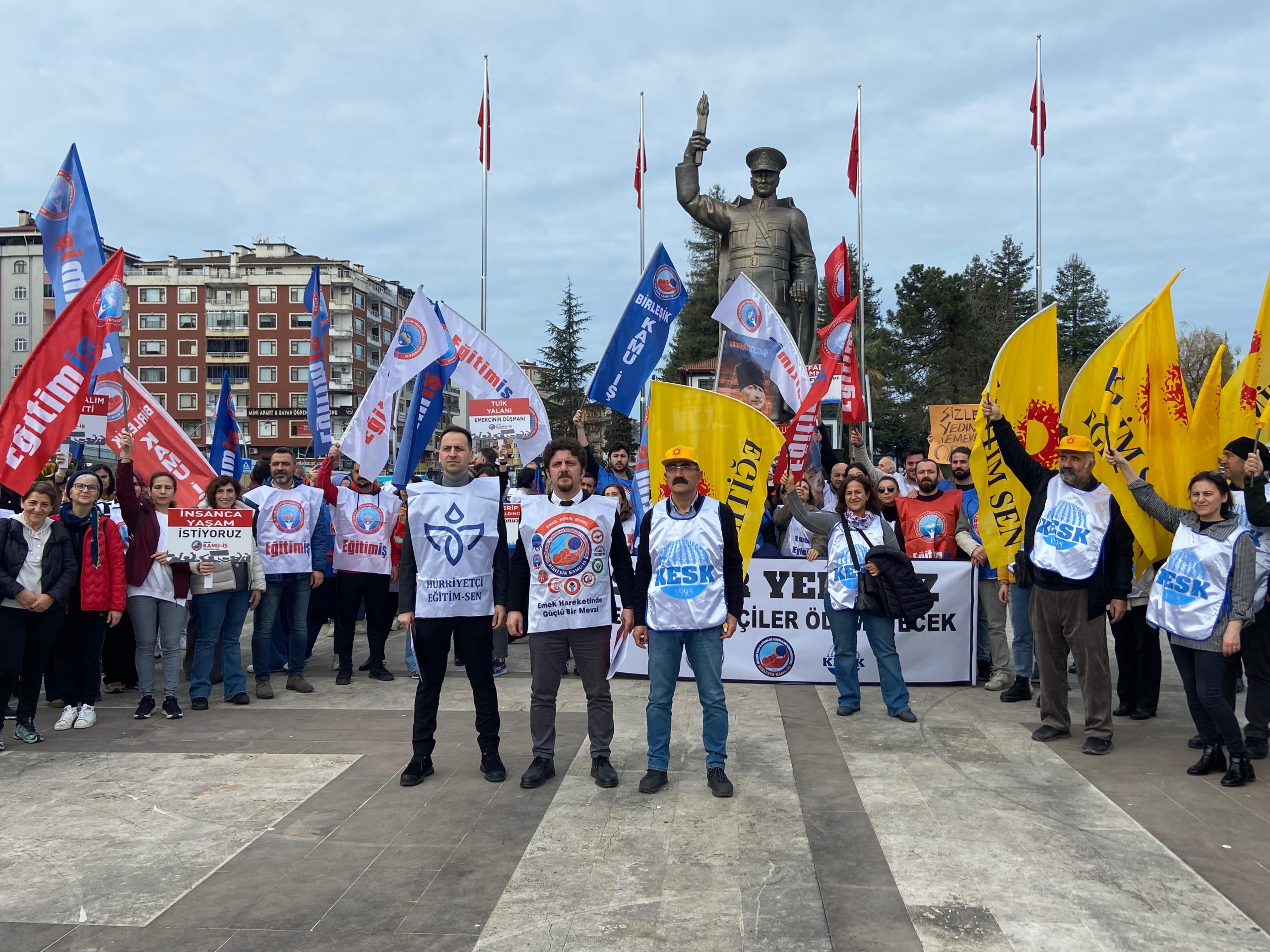 Rize’de Kamu emekçileri iş bıraktı Erdoğan’a seslendi “”Sizler yediniz hesabı biz ödemeyeceğiz”