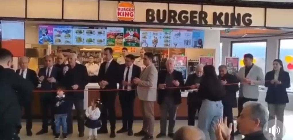 ‘Burger’in ‘King’i AKP’liler… Boykot unutuldu, açılış yine dualarla oldu: Ellerimizi