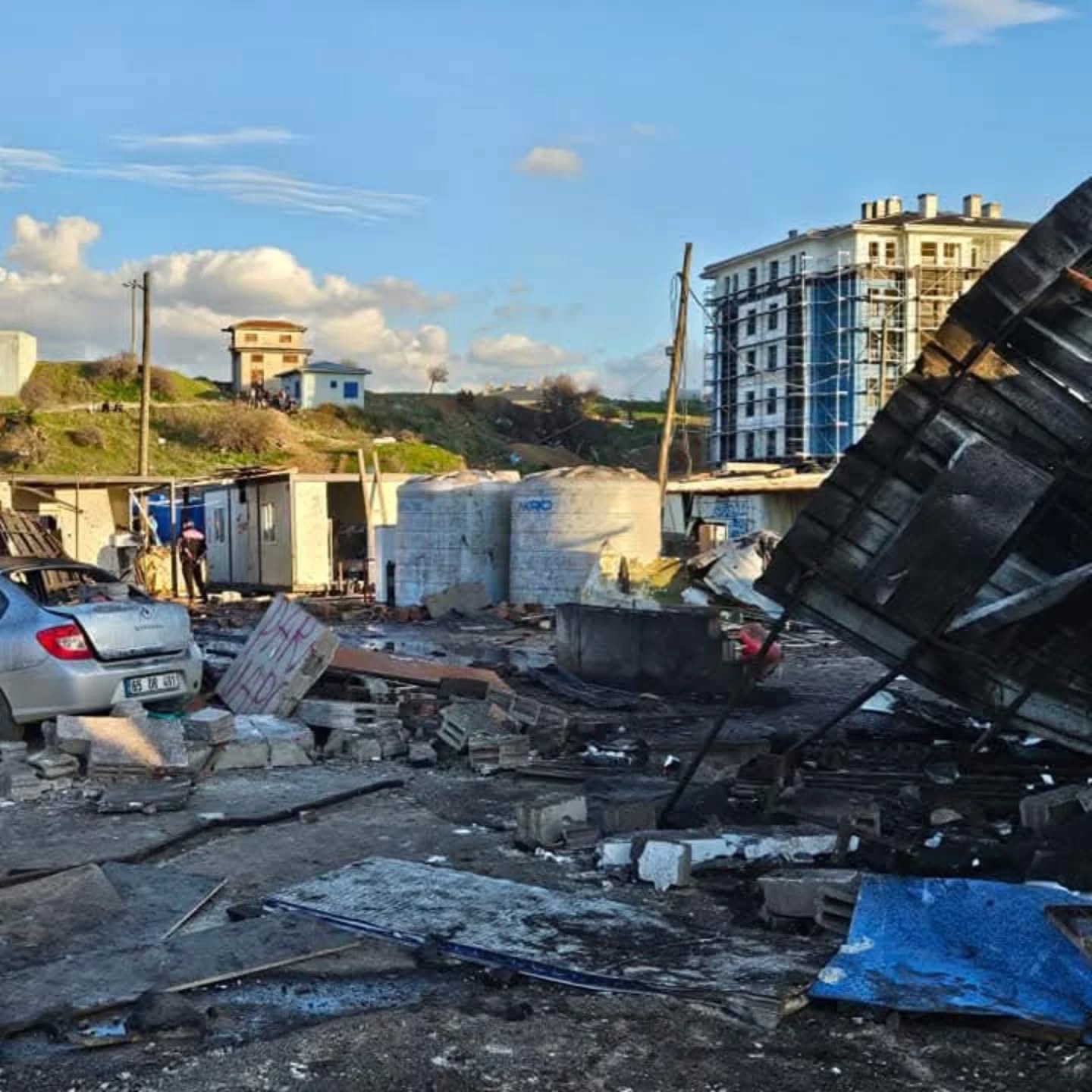 Aliağa Örnekkent Mahallesi’nde devam eden TOKİ konutları şantiyesinde, işçilerin barındığı