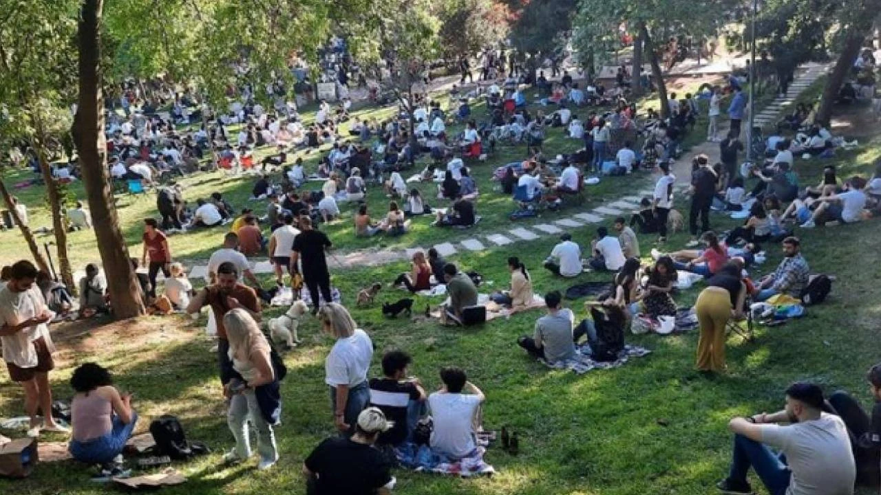 İstanbul Valiliği’nin park, plaj, sahil gibi yerlerde içki içilmesini engelleyen