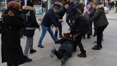 Van’da kadın yürüyüşünde darp edilerek gözaltına alınan 18 kişi, hastane