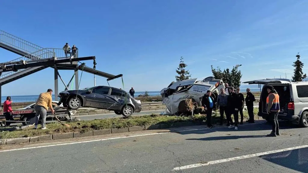 Rize’de meydana gelen trafik kazasında 2 araç takla attı. 2