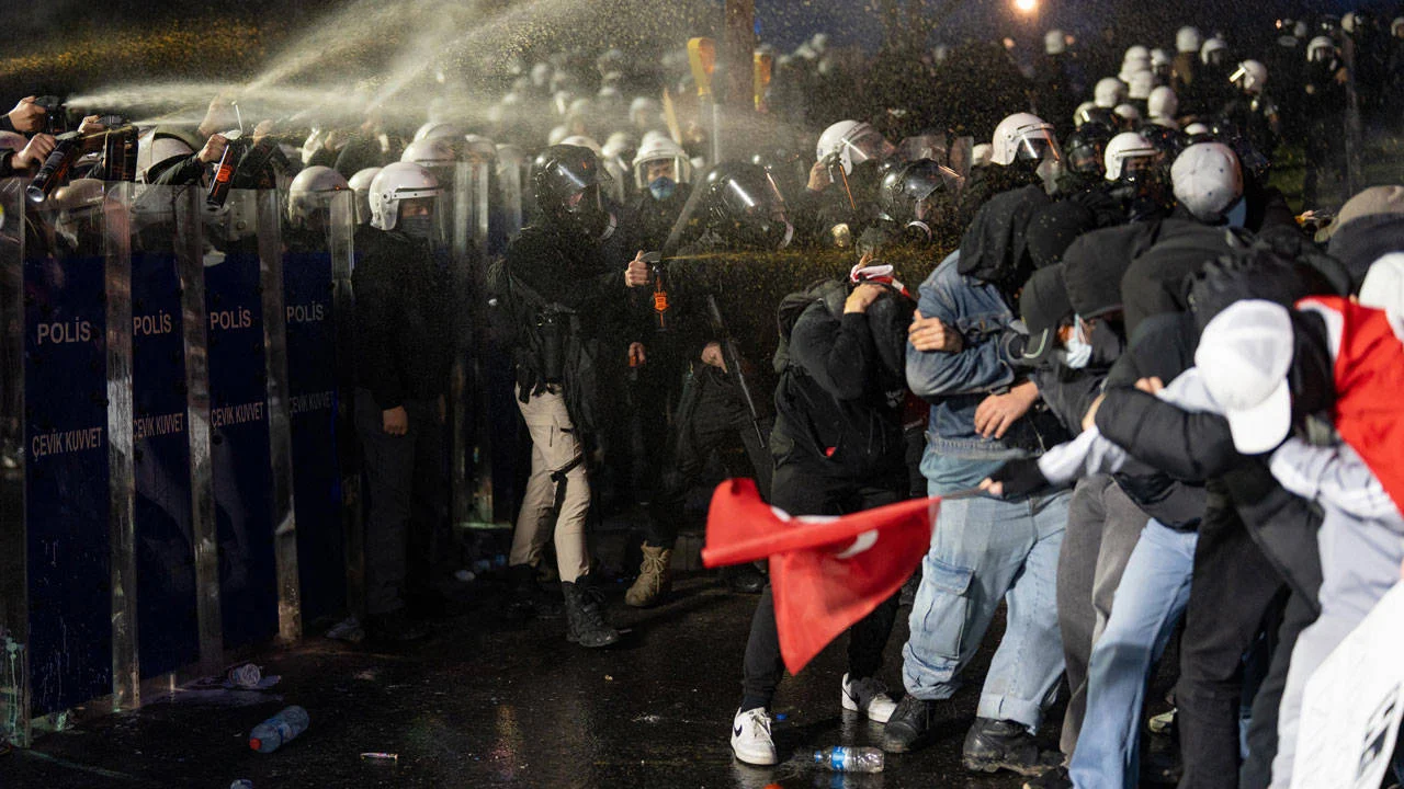 Ekrem İmamoğlu’nun gözaltına alınmasıyla başlayan protestolarda, anayasal haklarını kullanırken gözaltına