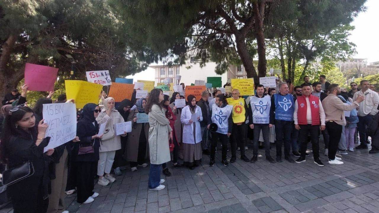 Kontenjan mağduru öğretmenler, İstanbul İl Milli Eğitim Müdürlüğü önünde eylem
