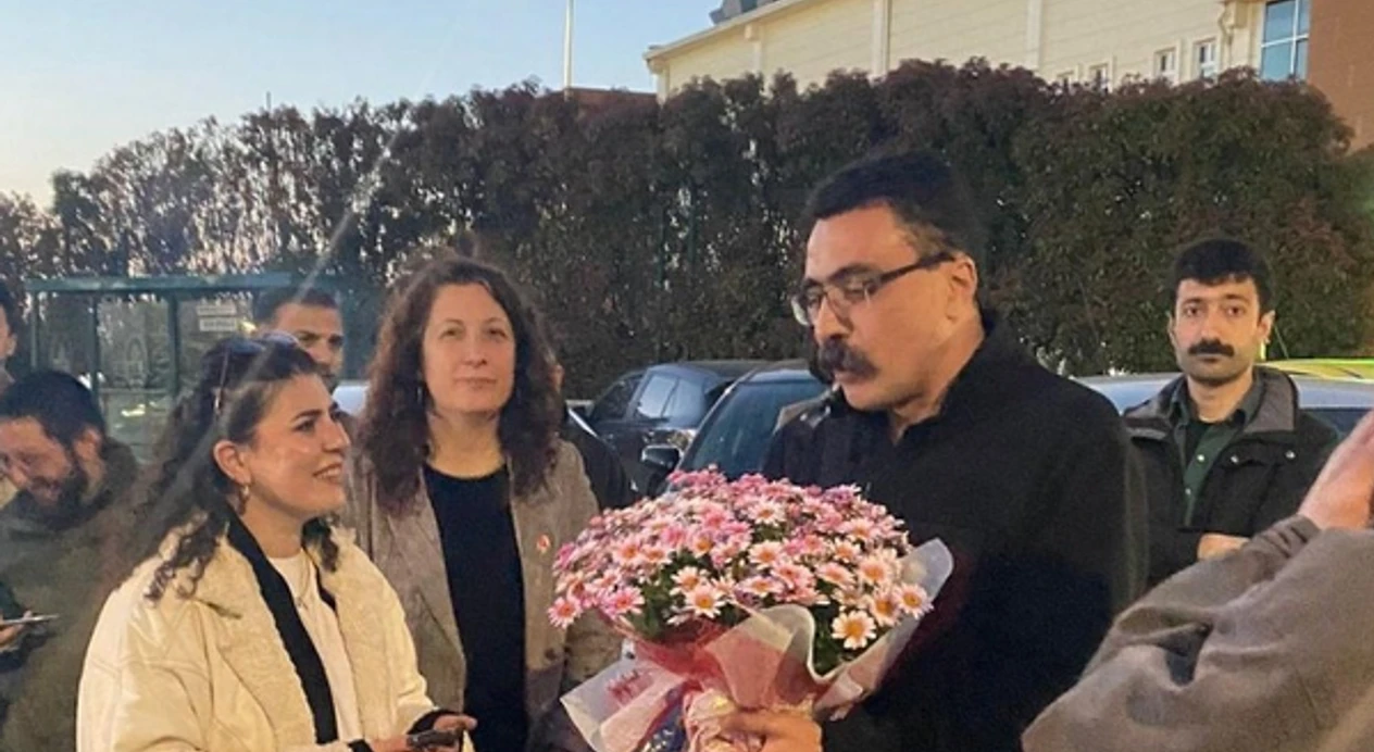 Çağdaş Hukukçular Derneği’nin Onursal Genel Başkanı Selçuk Kozağaçlı tahliye edildi.