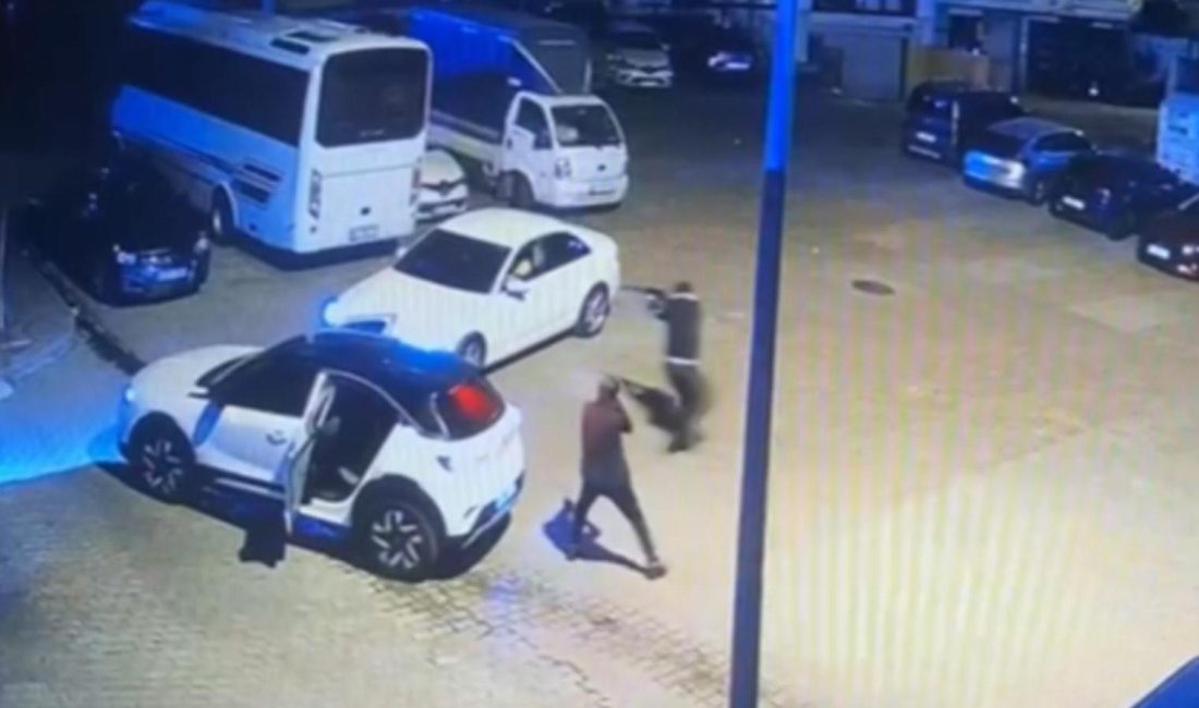 İstanbul Kağıthane’de evinin olduğu siteye girmek isteyen adamın aracının önü,