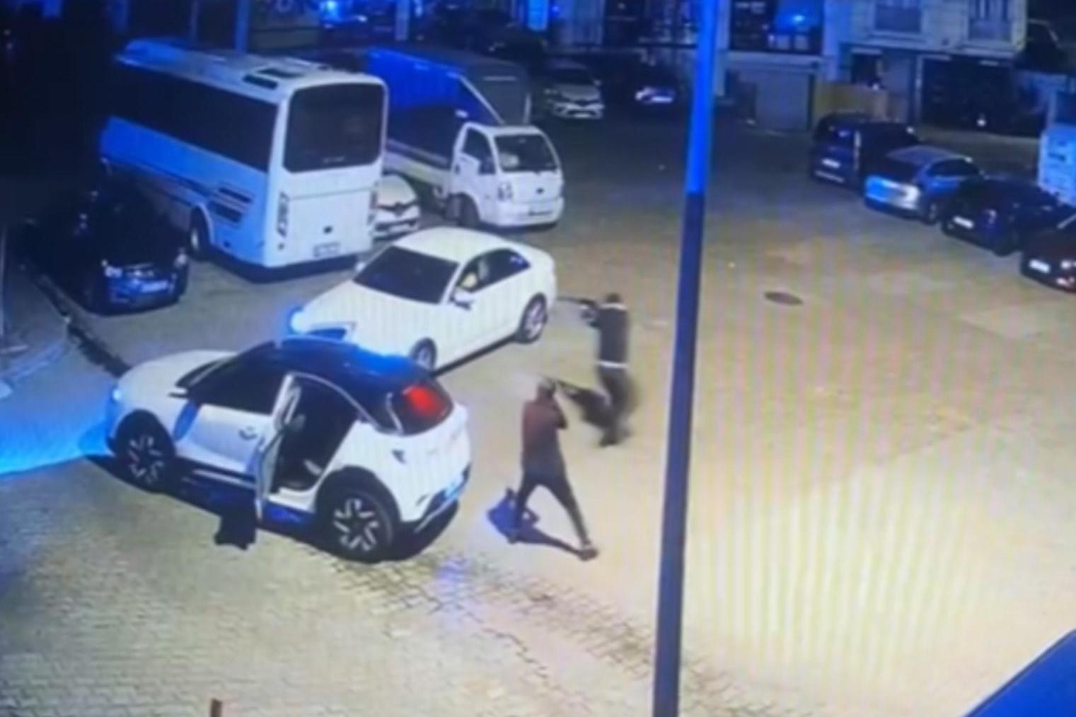 İstanbul Kağıthane’de evinin olduğu siteye girmek isteyen adamın aracının önü,
