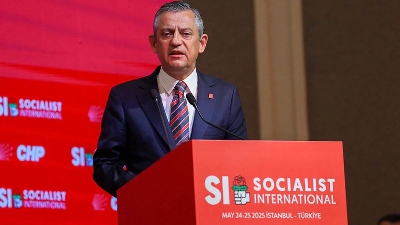 Sosyalist Enternasyonal Konsey Toplantısı’nda konuşan CHP lideri Özel, Ekrem İmamoğlu’na