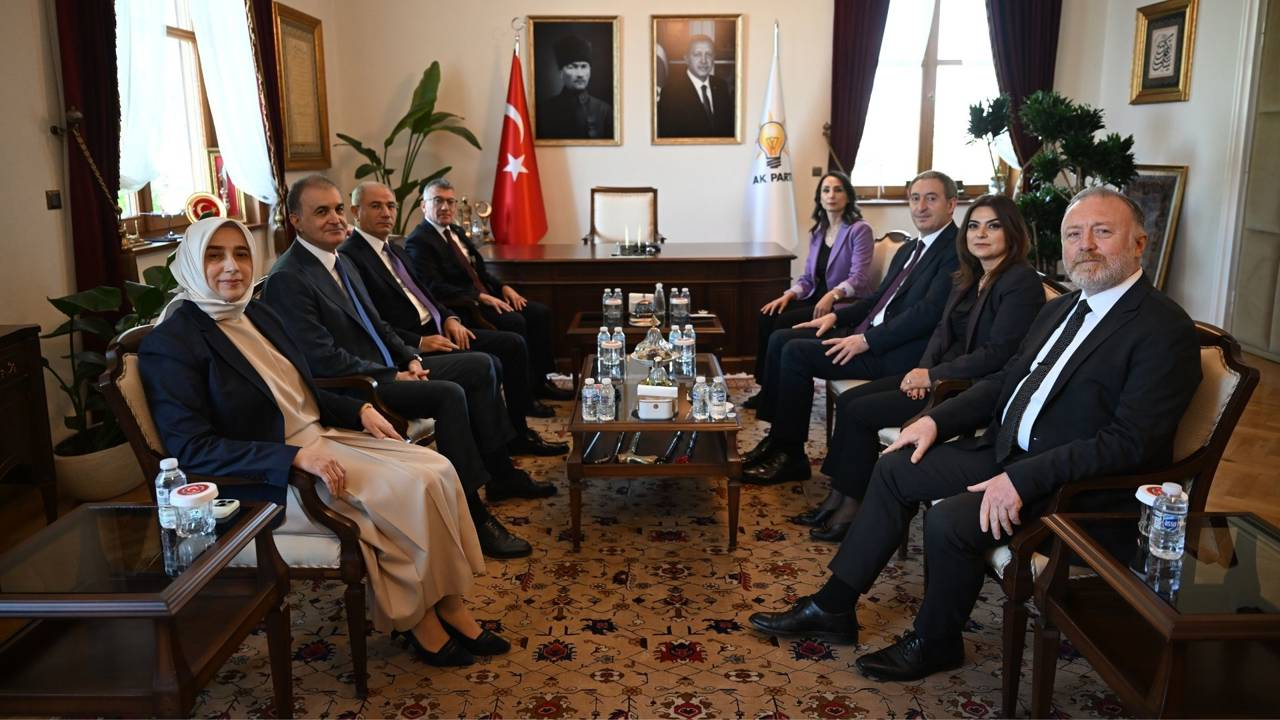 DEM Parti heyeti AKP’yi ziyaret etti. Yaklaşık 2,5 saat süren