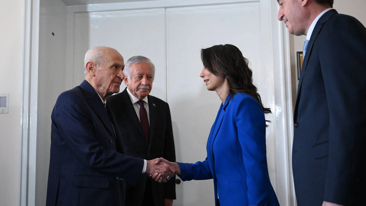 DEM Parti heyeti, MHP’yi TBMM’de ziyaret etti. Ziyaret yaklaşık 40