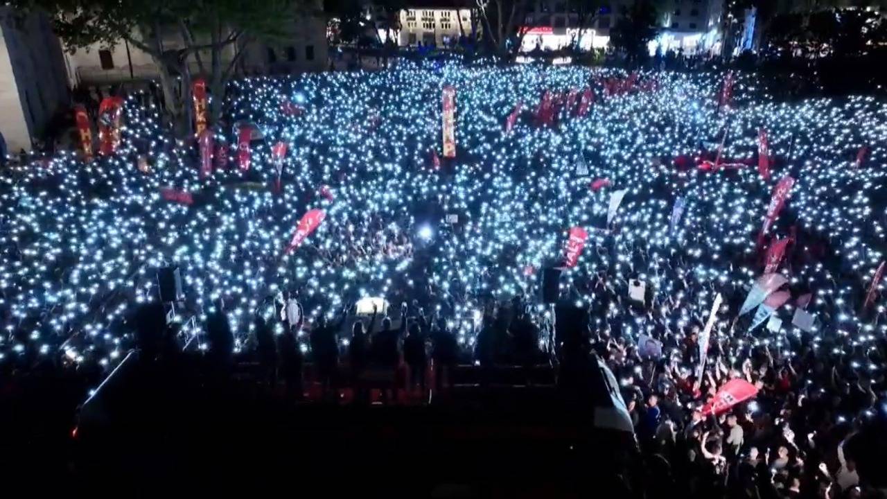 CHP’nin “Millet İradesine Sahip Çıkıyor” sloganıyla başlattığı mitinglere bugün Beyazıt