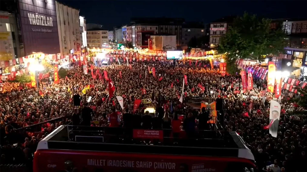 Binlerce yurttaş Esenler Dörtyol Cumhuriyet Meydanı’nda Ekrem İmamoğlu için bir