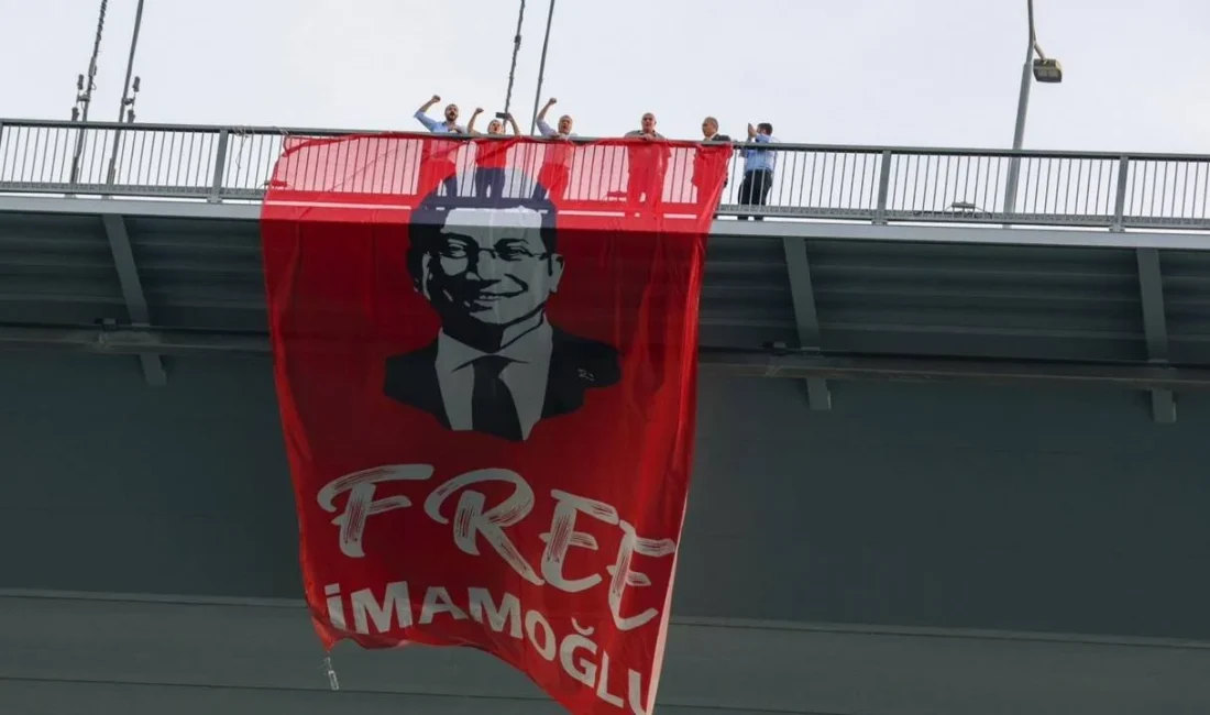 CHP’li milletvekilleri, Boğaz Köprüsü’ne ‘Free İmamoğlu’ (İmamoğlu’na özgürlük) pankartı astı.