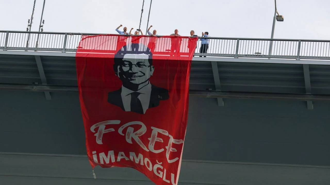 CHP’li milletvekilleri, Boğaz Köprüsü’ne ‘Free İmamoğlu’ (İmamoğlu’na özgürlük) pankartı astı.