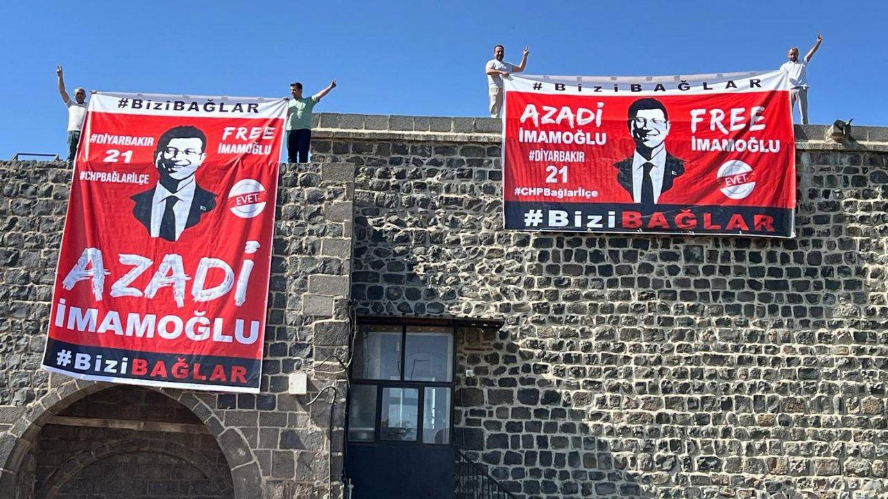 Diyarbakır’da tarihi surlarda ‘Azadi İmamoğlu’ pankartı açan CHP Bağlar ilçe