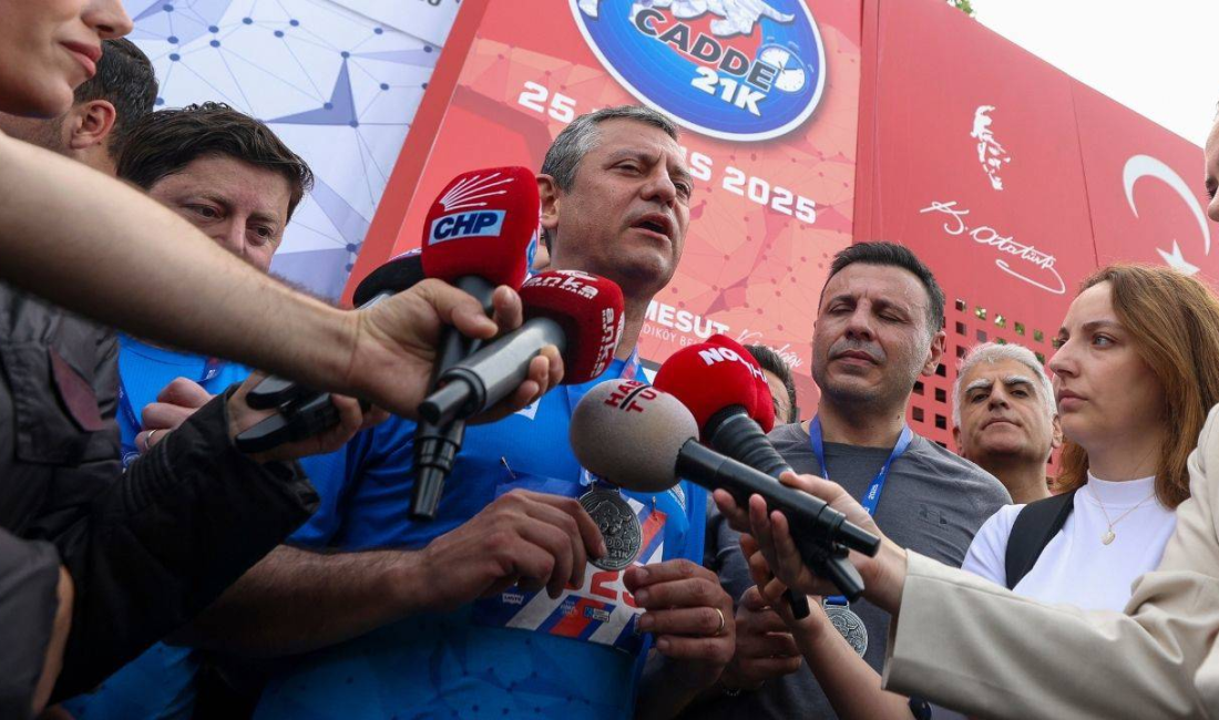 CHP Genel Başkanı Özgür Özel, Kadıköy Halk Koşusu öncesinde gazetecilere