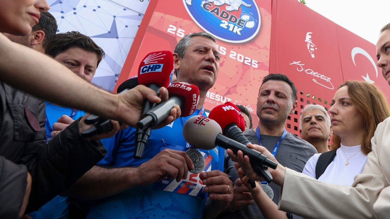 CHP Genel Başkanı Özgür Özel, Kadıköy Halk Koşusu öncesinde gazetecilere