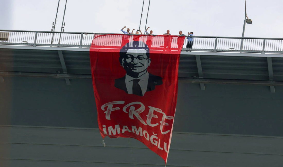 CHP’nin tutuklu Cumhurbaşkanı Adayı Ekrem İmamoğlu, “Free İmamoğlu” pankartına açılan