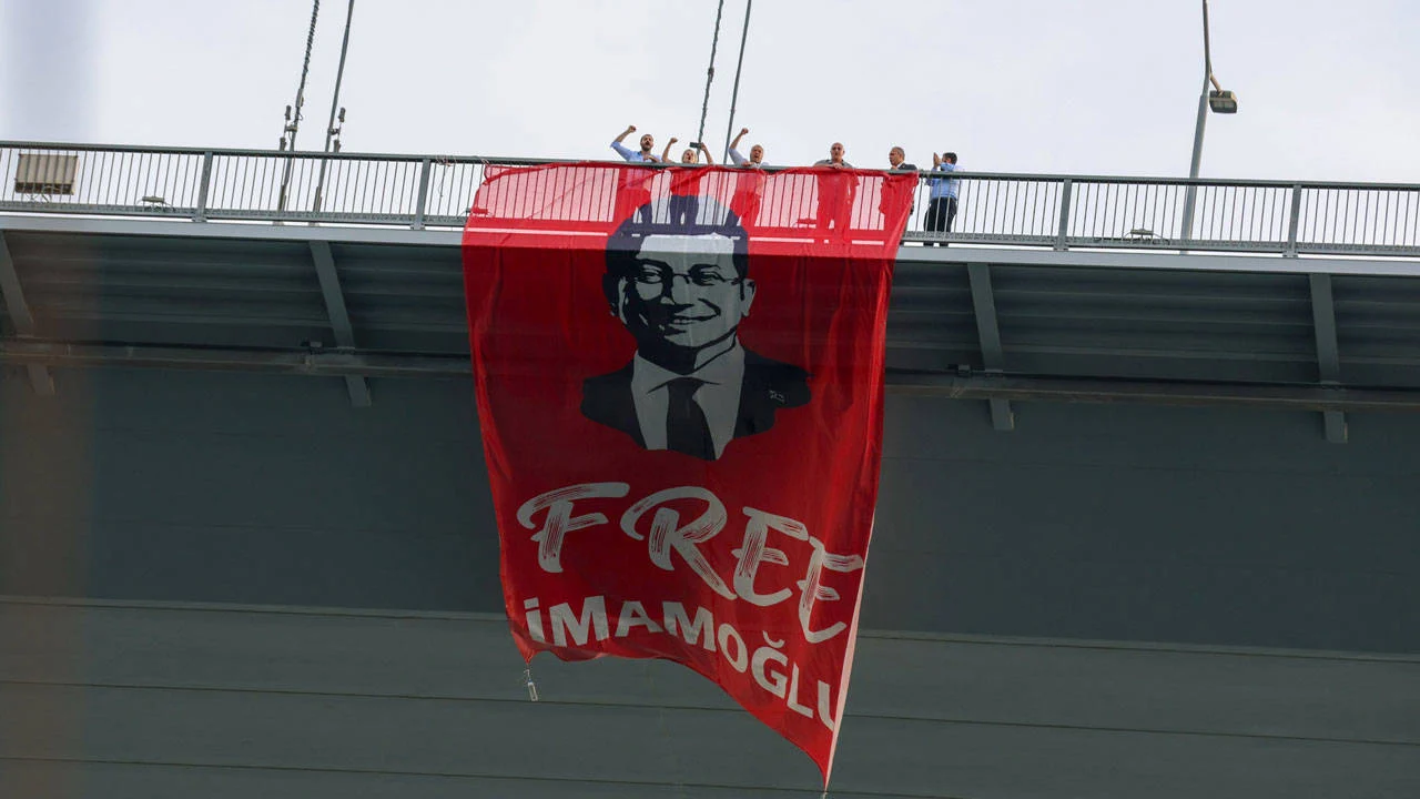 CHP’nin tutuklu Cumhurbaşkanı Adayı Ekrem İmamoğlu, “Free İmamoğlu” pankartına açılan