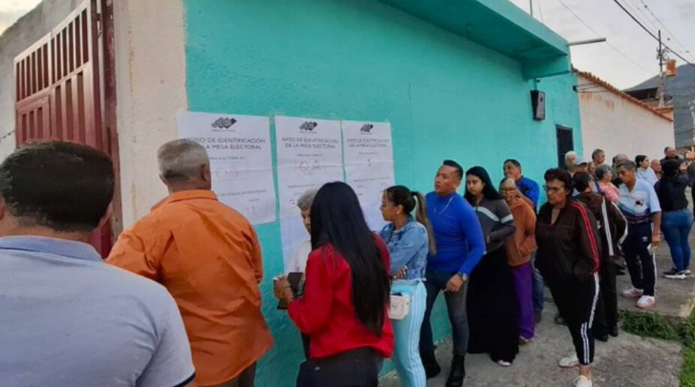 Venezuela’da, tartışmalı başkanlık seçiminden yaklaşık on ay sonra, Devlet Başkanı