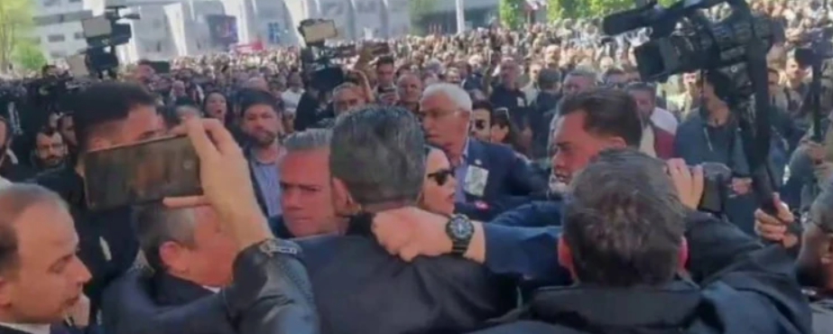 AKM’deki Anma Töreni Çıkışında Özgür Özel’e Yumruklu Saldırı! https://v.gercekgundem.com/storage/files/videos/2025/05/04/akmdeki-anma-toreni-cikisinda-ozgur-ozele-yumruklu-saldiri-bgaq.mp4  