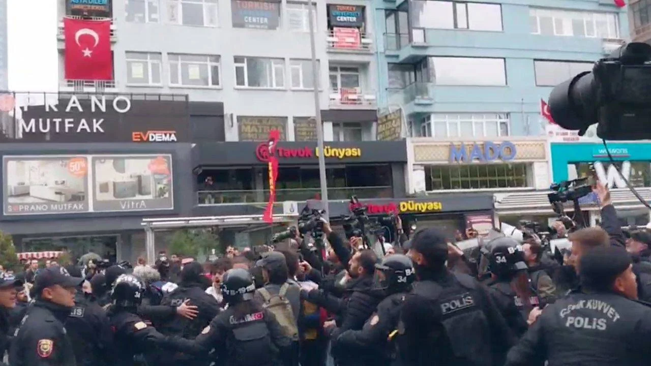Mecidiyeköy’de toplanıp Taksim’e çıkmak için saat 10:30’da yürüyüşe geçen kitleye