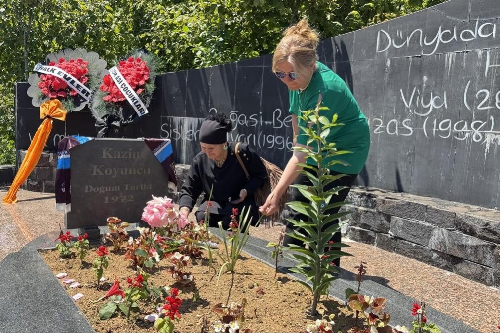 Karadenizli Laz sanatçı Kazım Koyuncu, Hopa Pançol köyündeki mezarı başında