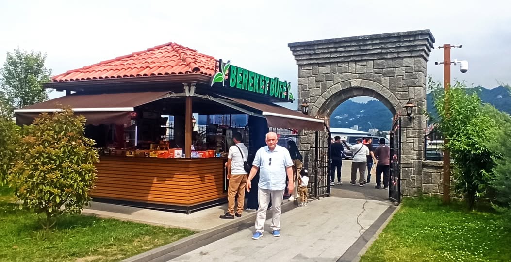 Yazar Recep Ali Aksoylu ,çay çarşısını dolaşırken dikkat çeken bir