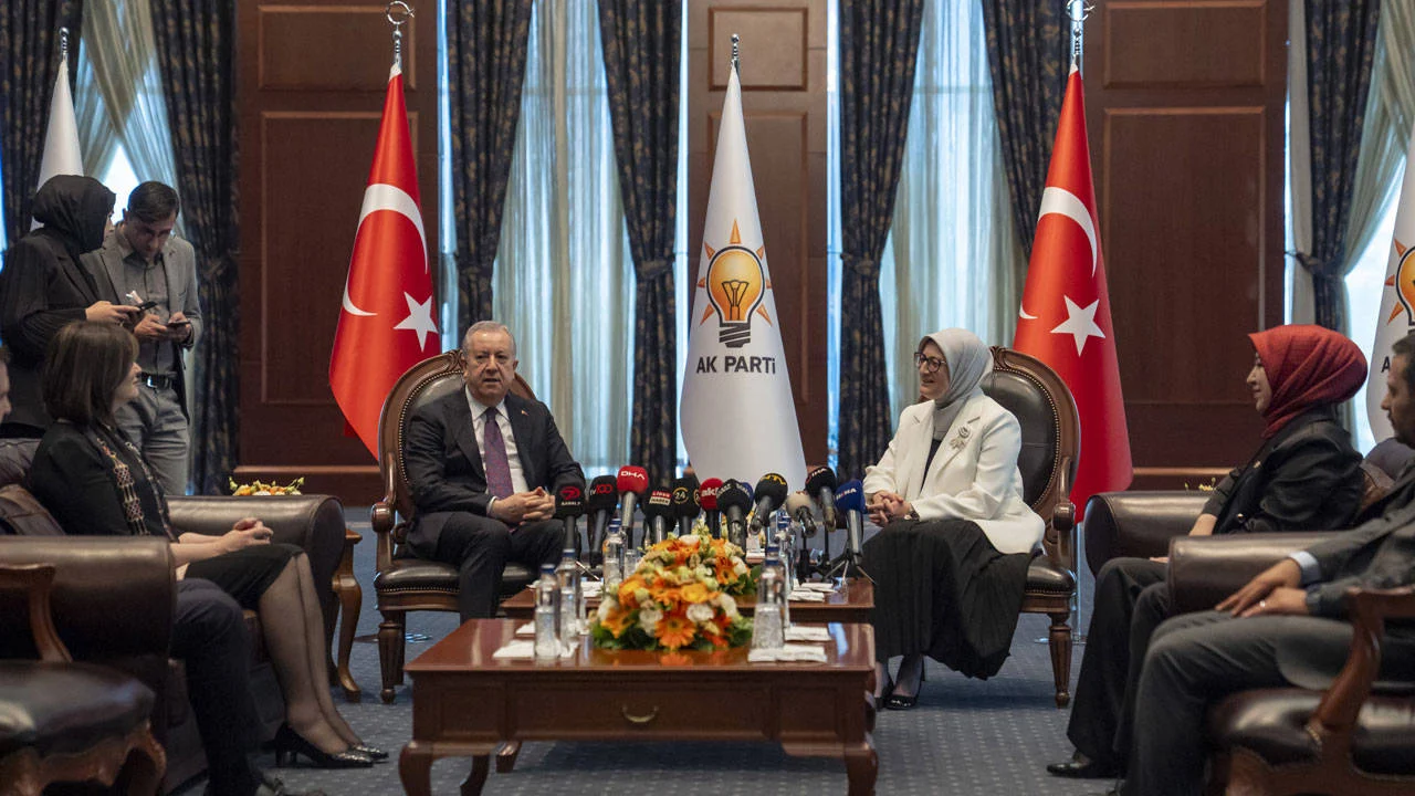 MHP heyetinin bayram dolayısıyla AKP’ye ziyaretinde CHP Genel Başkanı Özgür