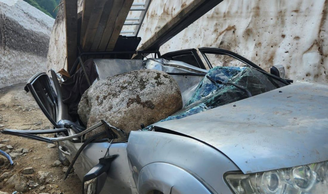 Rize’de seyir halindeki kamyonetin üzerine kaya düştü: 1 ölü, 2