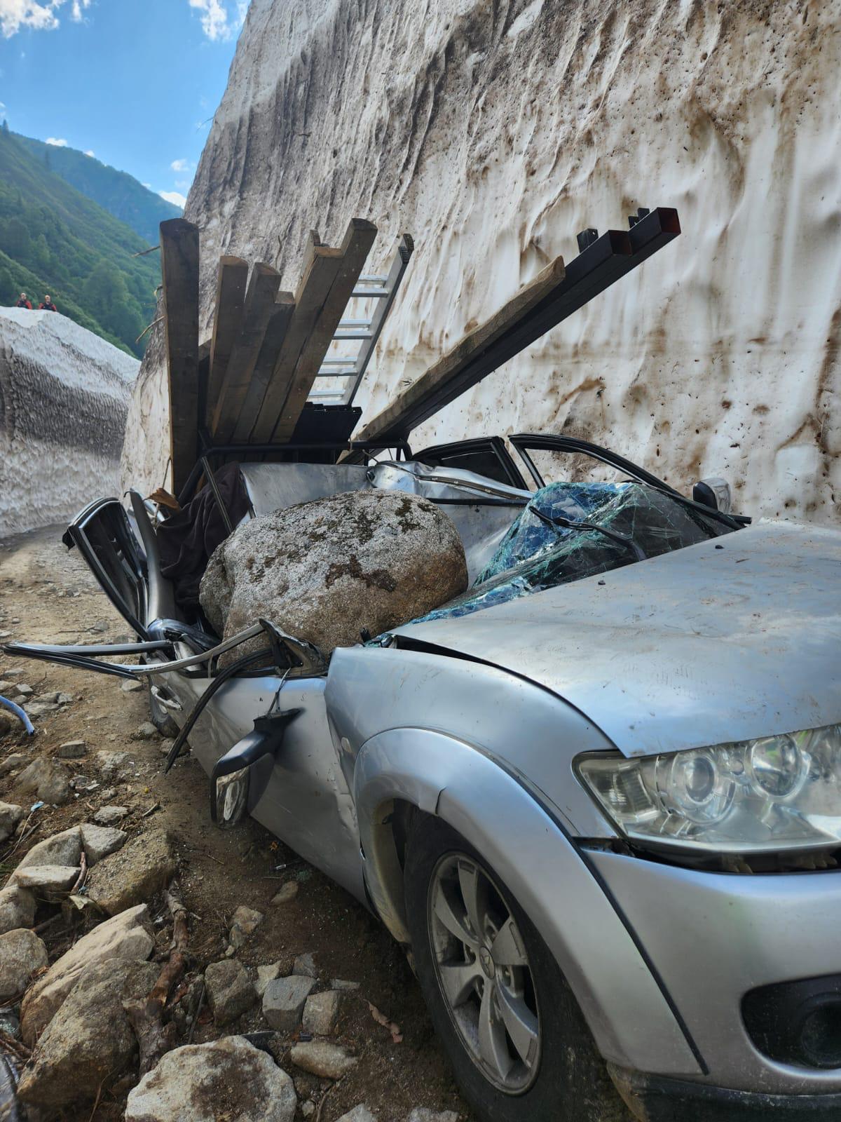 Rize’de seyir halindeki kamyonetin üzerine kaya düştü: 1 ölü, 2
