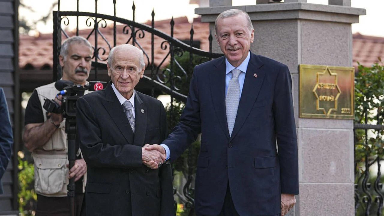 Bahçeli’nin “kurucu Anayasa” çağrısı, “tek adam” yönetimiyle tatmin ol-mayan iktidarın