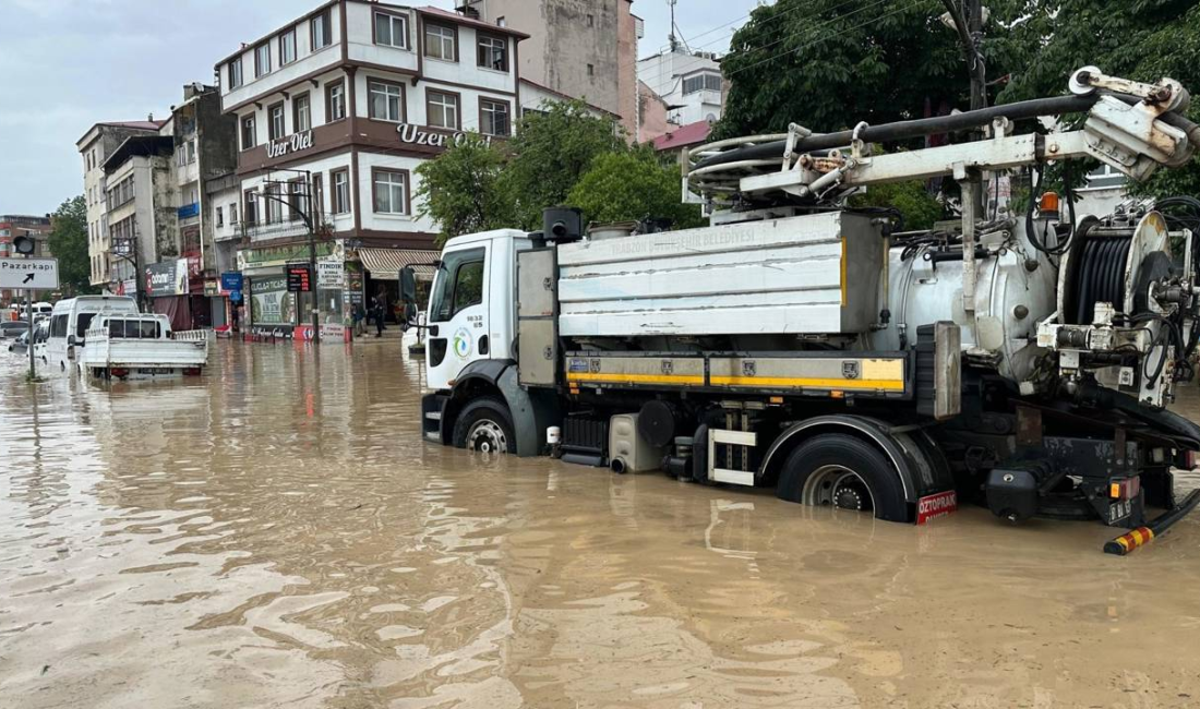 Trabzon’da sağanak yağış etkili oldu. Taşkınların yaşandığı kentte bazı ev