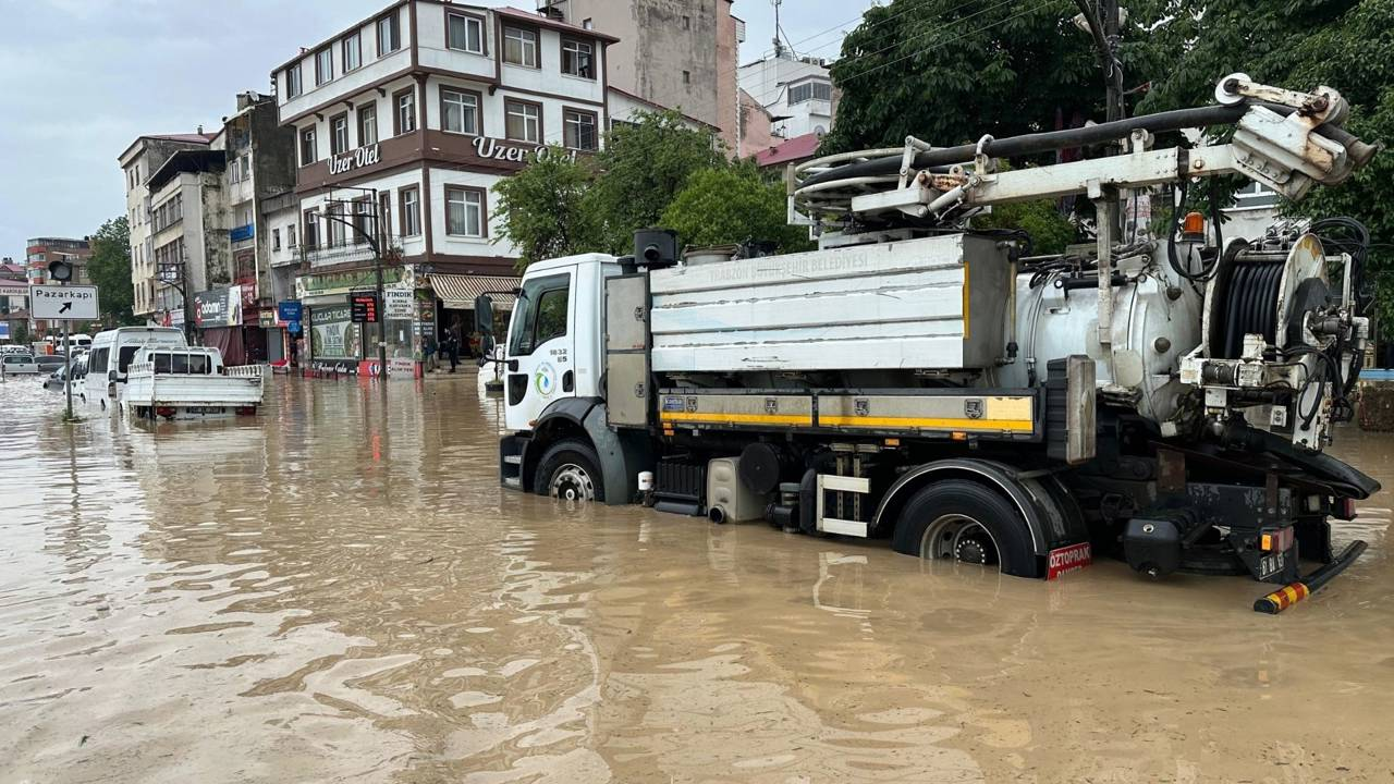 Trabzon’da sağanak yağış etkili oldu. Taşkınların yaşandığı kentte bazı ev