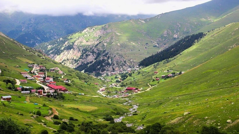 Trabzon’da yaylada doğa yürüyüşü yapan 75 kişilik grup, yoğun sis