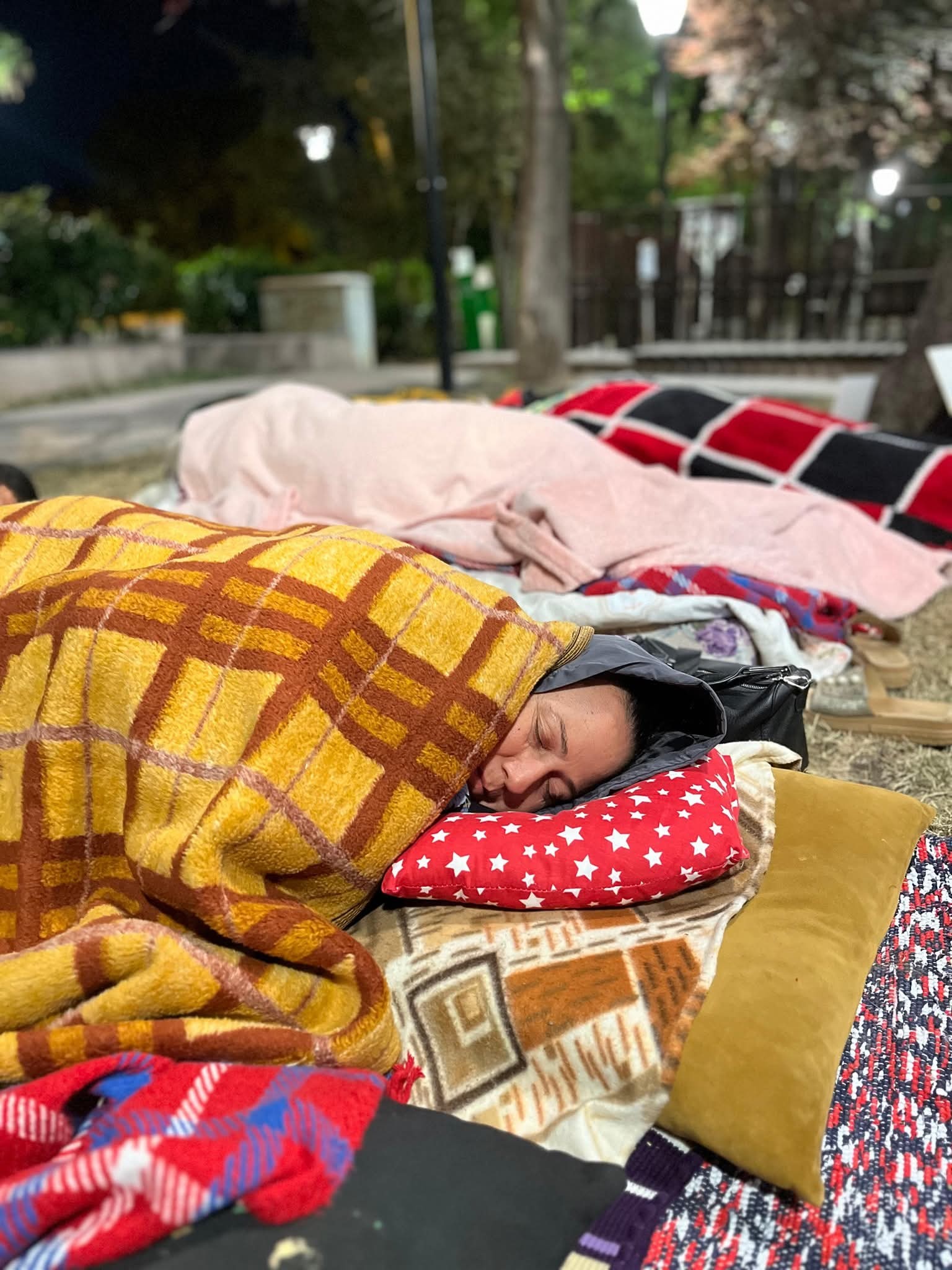Bir avuç ikizköylü.. bir avuç yürek, bir parkın ortasında…. Gece